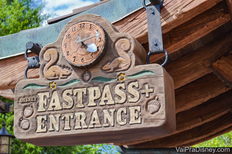 Entrada da fila de Fastpass na montanha russa dos 7 anões, no Magic Kingdom.