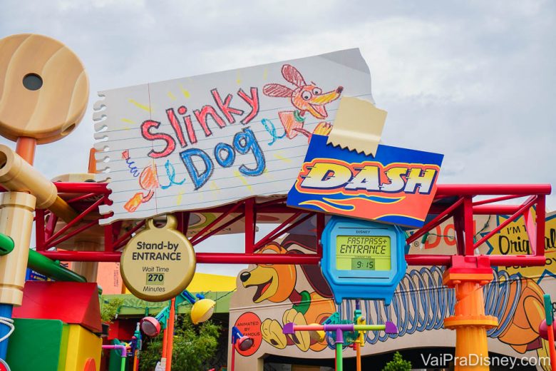 Slinky Dog Dash é um exemplo de atração disputada , já que todo mundo quer furar a fila de horas que se forma lá.