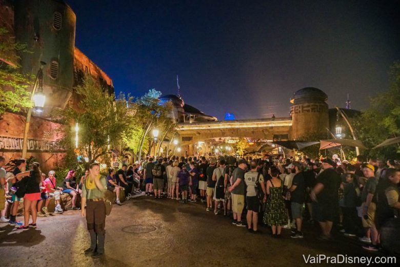 Foto de uma fila na área de Star Wars, Galaxy's Edge, no Hollywood Studios, com os visitantes muito próximos um do outro.