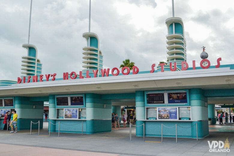 O Hollywood Studios também é bem tranquilo para fazer a troca do e-ticket. Foto da entrada do Hollywood Studios, que é pintada de azul com o nome do parque acima em vermelho. 