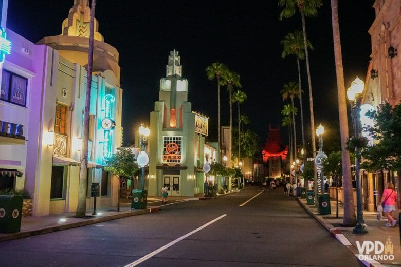 Os parques da Disney oferecem Wi-Fi pra se comunicar. Foto da Hollywood Boulevard, no Hollywood Studios, iluminada e quase vazia à noite, com o teatro Chinês ao fundo. 