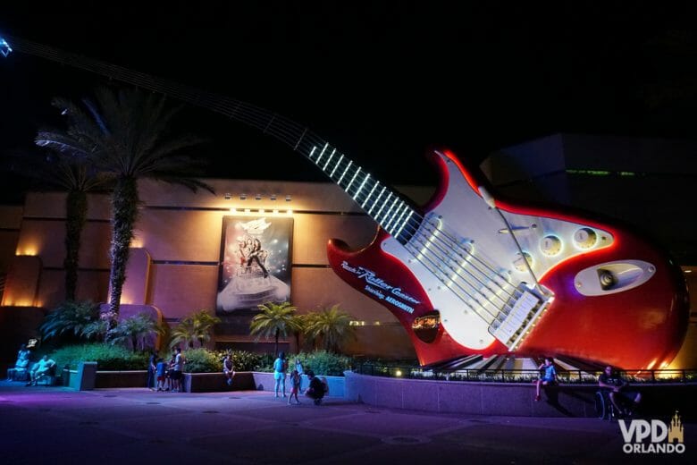 Foto da guitarra em frente à Rock 'n Roller Coaster à noite.