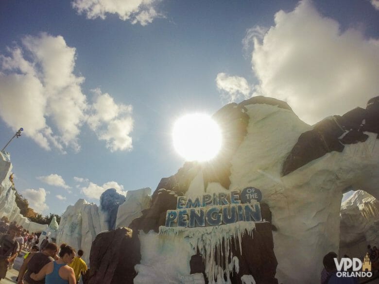 Eu não adoro, mas muita gente gosta dessa atração dos pinguins do SeaWorld! Foto da entrada da atração Empire of the Penguin, uma imitação de uma montanha com neve.