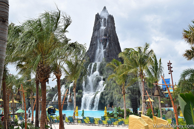 O grande vulcão, que é o marco central do parque aquático Volcano Bay