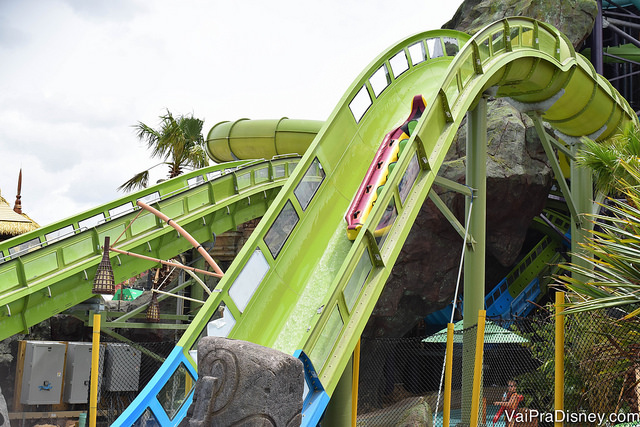 Krakatau Aqua Coaster, a montanha russa aquática do Volcano Bay