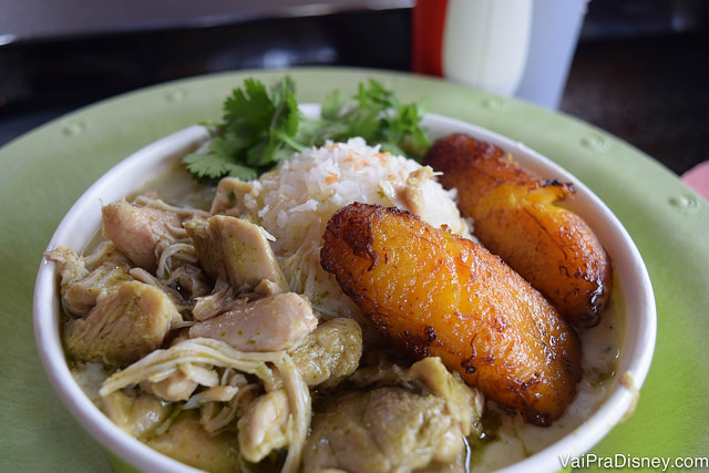 Prato delicioso e saudável no Volcano: frango ao curry com arroz de coco e banana frita