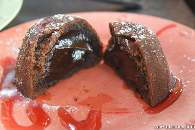 A sobremesa que é a marca do Volcano Bay: lava cake, ou como chamamos aqui no Brasil, petit gateau