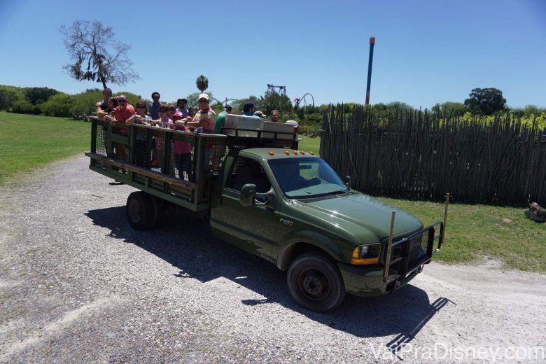 Foto do caminhão do safari já com os visitantes todos dentro 