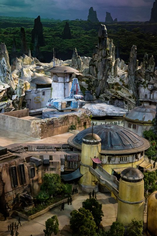 Foto da Millenium Falcon e dos arredores na Star Wars Galaxy's Edge ainda em fase de construção 