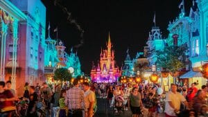Imagem do Magic Kingdom com a decoração da Festa de Halloween, com as abóboras e o castelo iluminado ao fundo.