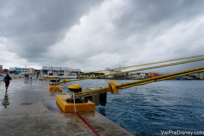 Foto do porto com o céu nublado e a chuva caindo durante a parada do Disney Fantasy em Cozumel 