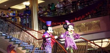 Foto do Mickey e da Minnie com roupas de Halloween durante a festa a bordo do Disney Fantasy