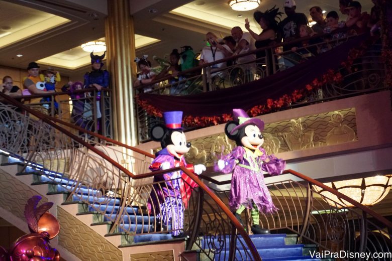 Foto do Mickey e da Minnie com roupas de Halloween durante a festa a bordo do Disney Fantasy 
