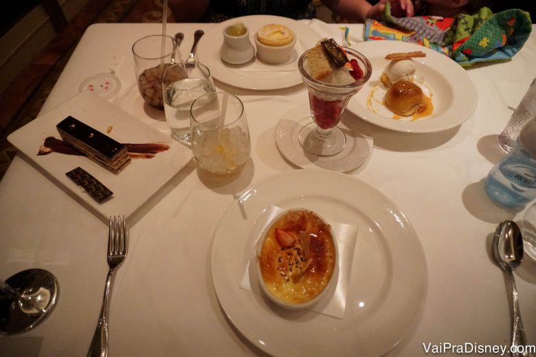 Foto das 5 sobremesas para 2 pessoas na mesa, que a Renata e o Felipe pediram no jantar do Disney Fantasy 