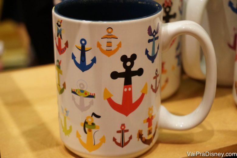 Foto de uma caneca com âncoras decoradas nas cores das roupas dos personagens da Disney na loja do Disney Fantasy