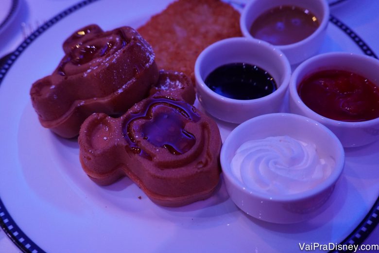 Foto do prato com waffles do Mickey e calda de morango no café do Disney Junior a bordo do Disney Fantasy no trajeto pelo Caribe Oeste 