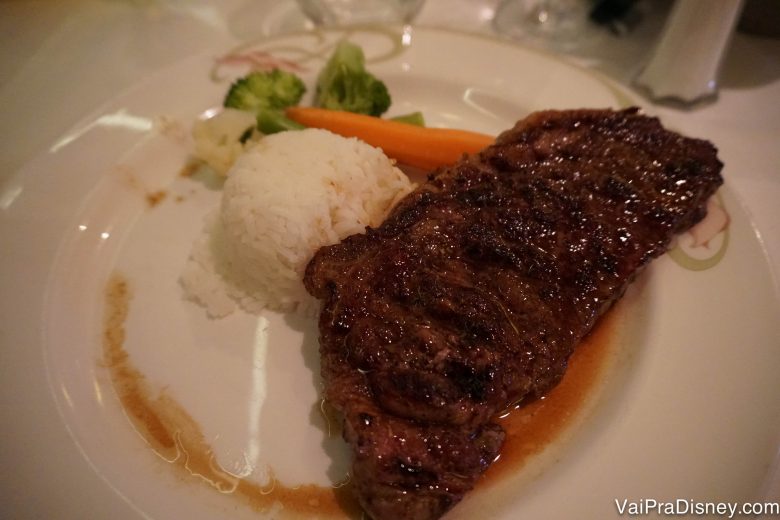 Foto do prato a bordo do cruzeiro, de carne com arroz e vegetais 