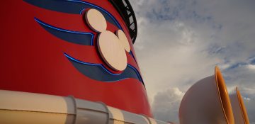 Foto de um detalhe do navio da Disney Cruise Line, o Disney Fantasy, com o Mickey em branco e o fundo pintado de azul e vermelho.