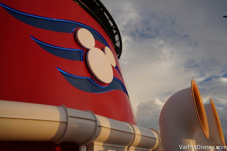 Foto do detalhe do Mickey em branco sobre um fundo vermelho com ondas azuis no Disney Fantasy, que faz o trajeto pelo Caribe Oeste  