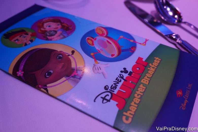 Foto do cardápio do café do Disney Junior a bordo do Disney Fantasy no trajeto pelo Caribe Oeste 