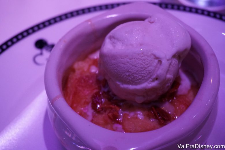 Foto do breadpudding de chocolate branco com sorvete de baunilha do Animators Palate