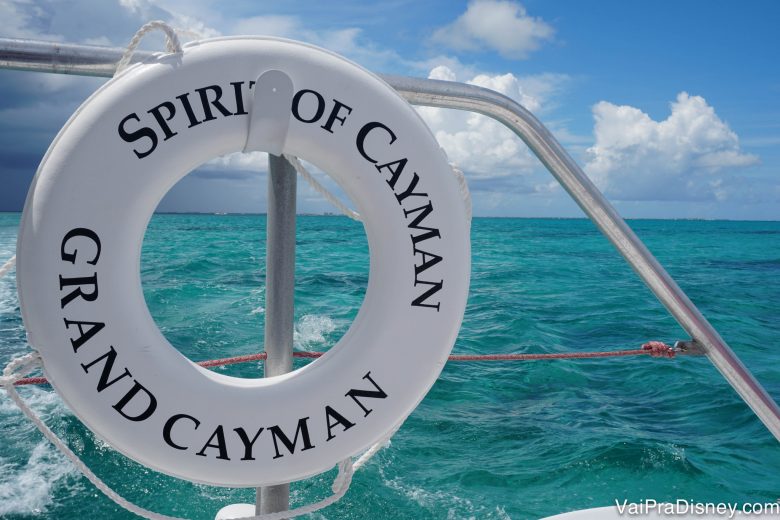 Foto da boia do barco com seu nome, Spirit of Cayman, durante o passeio pelas ilhas Cayman a bordo do navio Disney Fantasy no cruzeiro pelo Oeste do Caribe 