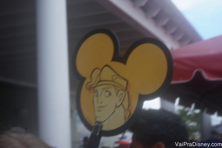Foto da placa do personagem Hércules. As excursões da Disney eram divididas por personagens.