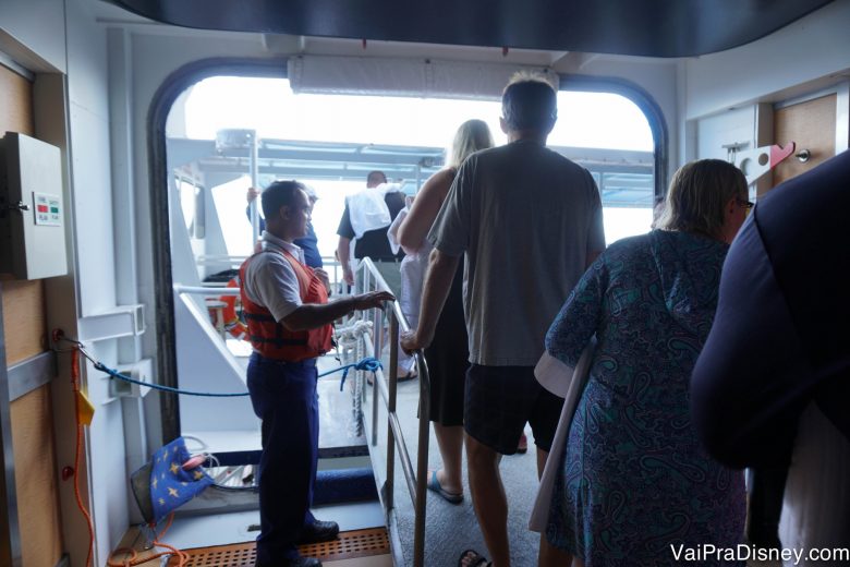 Foto da passarela para ir do navio ao barco menor 