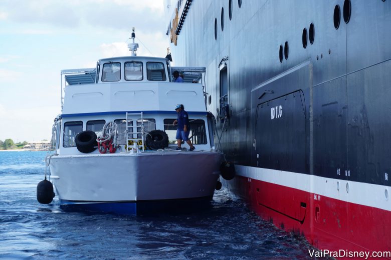 Foto explicando o que é o tendering: basicamente sair do navio e pegar uma carona no barquinho menor.