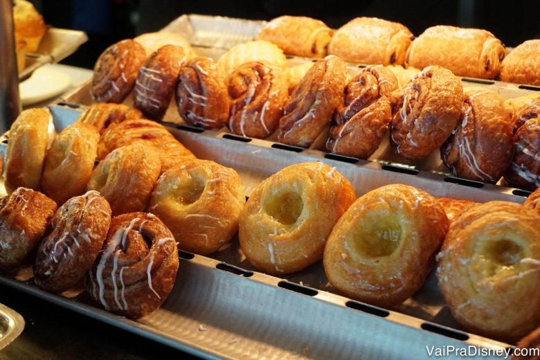 Foto dos cinnamon rolls do café da manhã do cruzeiro 