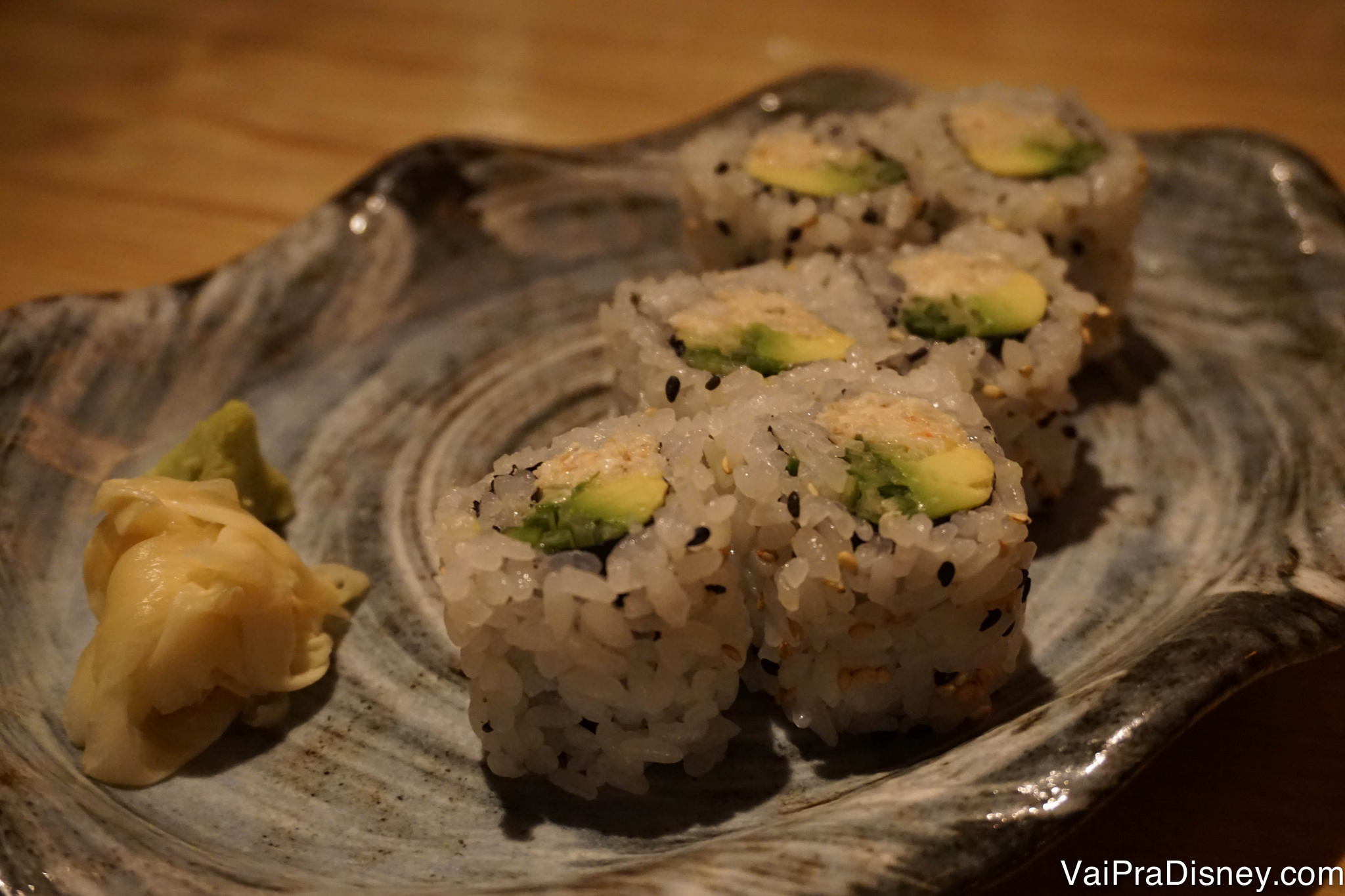 Foto do prato com o combinado de 6 peças com California Roll do Morimoto Asia