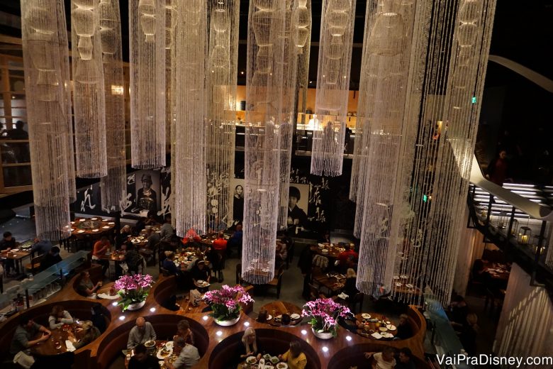 Foto do ambiente elegante e moderno do Morimoto Asia, com lustres compridos pendendo do teto 