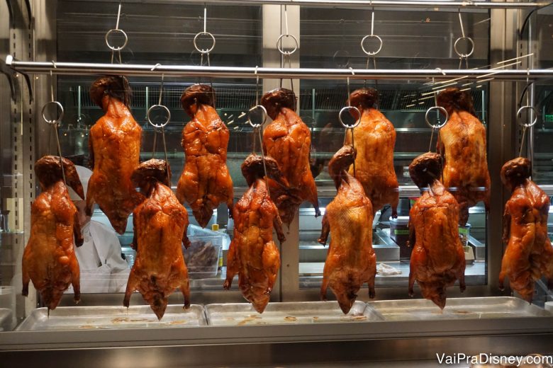 Foto dos patos pendurados na cozinha, seguindo a influência chinesa na casa.