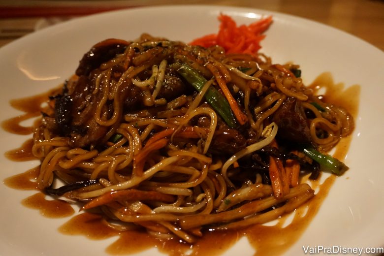 O prato de Beef Lo Mein do Felipe no Morimoto 