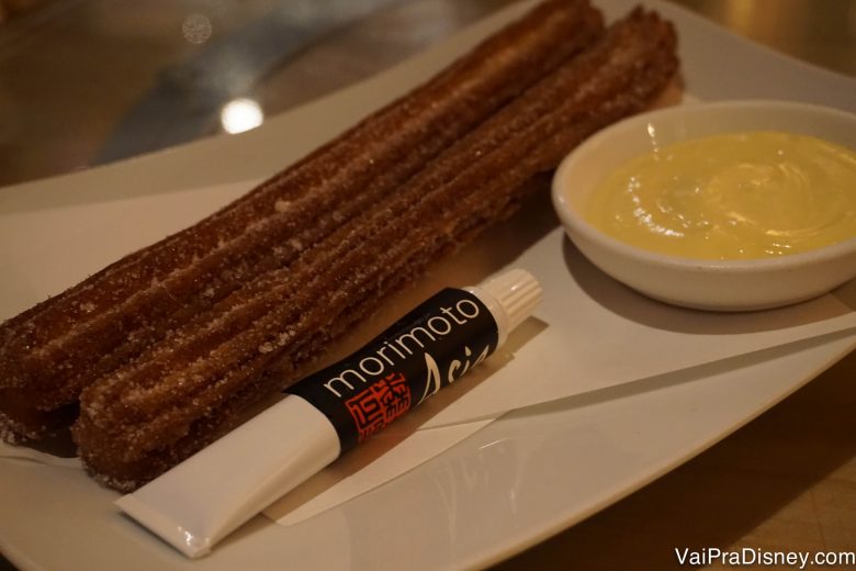 A sobremesa - churros, nutella e creme de baunilha.  