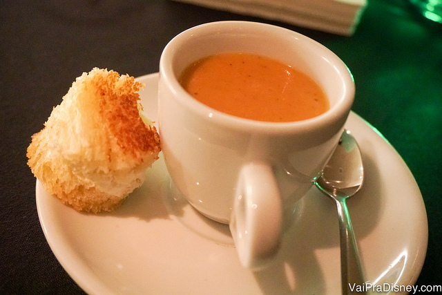 A sopa de tomate com mini queijo quente servida na experiência 