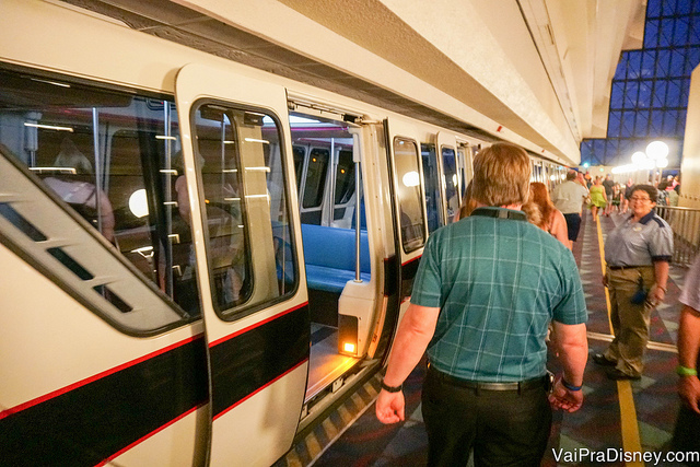 Visitantes a caminho do monorail no Highway in the Sky Dine Around