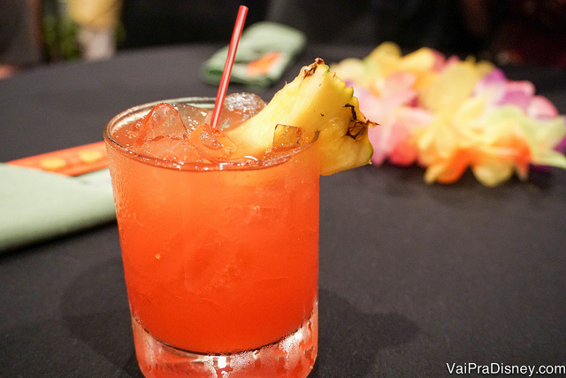 Drink de rum e frutas servido no Polynesian, decorado com abacaxi 