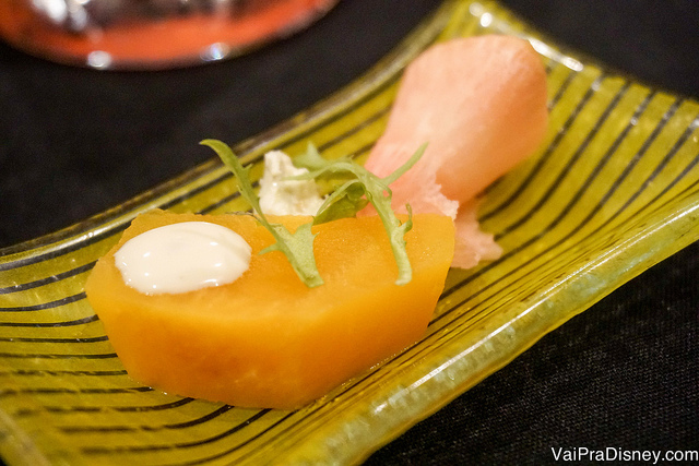 Foto do queijo de cabra com beterraba dourada servido no Polynesian 