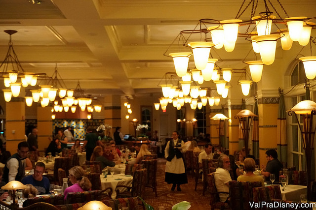 O interior bem iluminado por lustres do Citricos, restaurante super tradicional do Grand Floridian