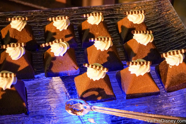 Foto do bolo de chocolate sem farinha em forma de pirâmide com chantilly em cima 