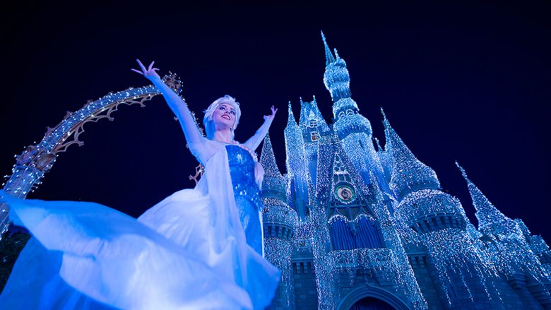 Foto da Elsa congelando (iluminando) o castelo da Cinderela no Frozen Holiday Wish 