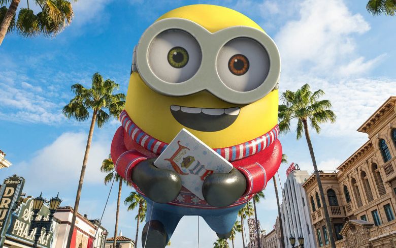 Foto de um balão gigante de Minion durante a parada de Natal da Macy's que acontece na Universal 