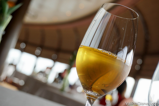 Foto da taça de vinho branco servida com o primeiro prato na Remy Pompidou Dessert Experience