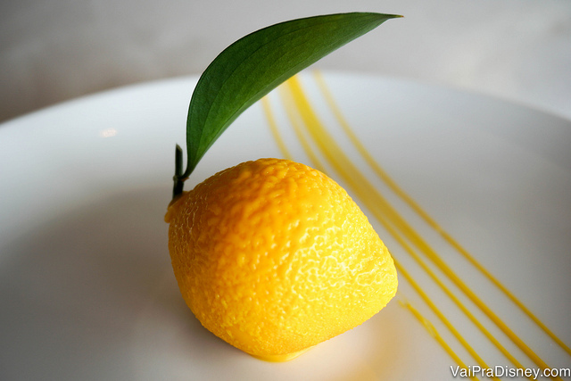 Foto da Citron, a quarta sobremesa da Remy Pompidou Dessert Experience, com uma casquinha de chocolate branco tingido idêntica à de um limão 