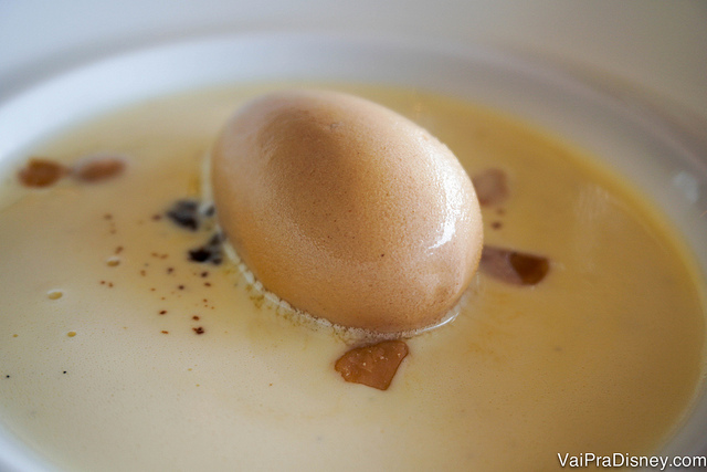 Foto da quinta sobremesa da Remy Pompidou Dessert Experience, Praline Vanille, um sorvete de amêndoas na calda de baunilha 
