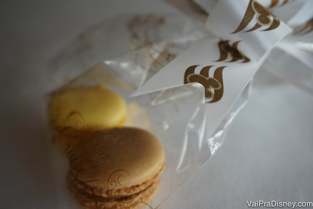 Foto das lembrancinhas da Remy Pompidou Dessert Experience: um par de macarons deliciosos