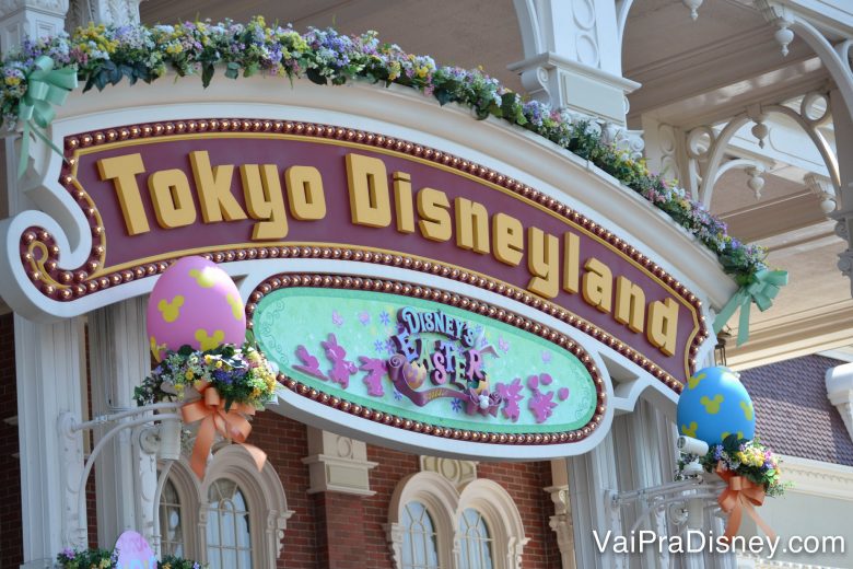Foto de uma placa que diz "Tokyo Disneyland", no parque do Japão, com ovos de Páscoa decorativos dos dois lados. 