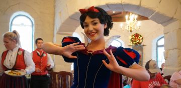 Foto da Branca de Neve posando pra a câmera na refeição com as princesas do Akershus