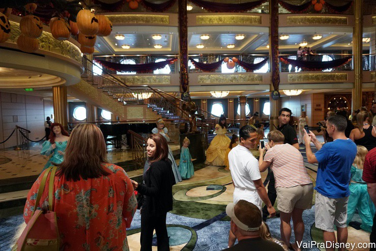 Foto dos visitantes na fila rápida para encontrar várias princesas de uma vez só no Disney Fantasy 